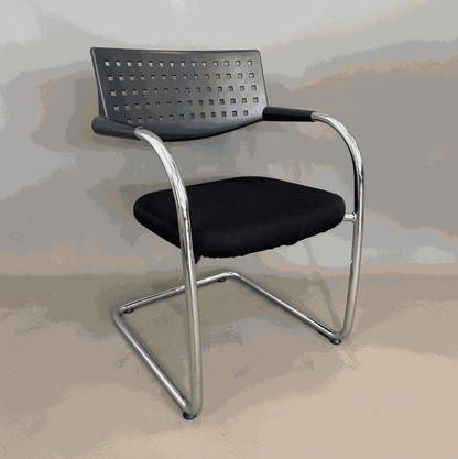 Vitra Visavis Stuhl mit schwarzem Stoffbezug und verchromtem Gestell, modernes Design