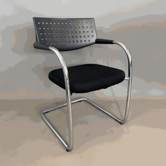 Vitra Visavis Stuhl mit schwarzem Stoffbezug und verchromtem Gestell, modernes Design