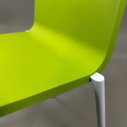 Vitra .03 Besucherstuhl avocado visitor chair with aluminum silver matte frame and avocado green plastic seat shell