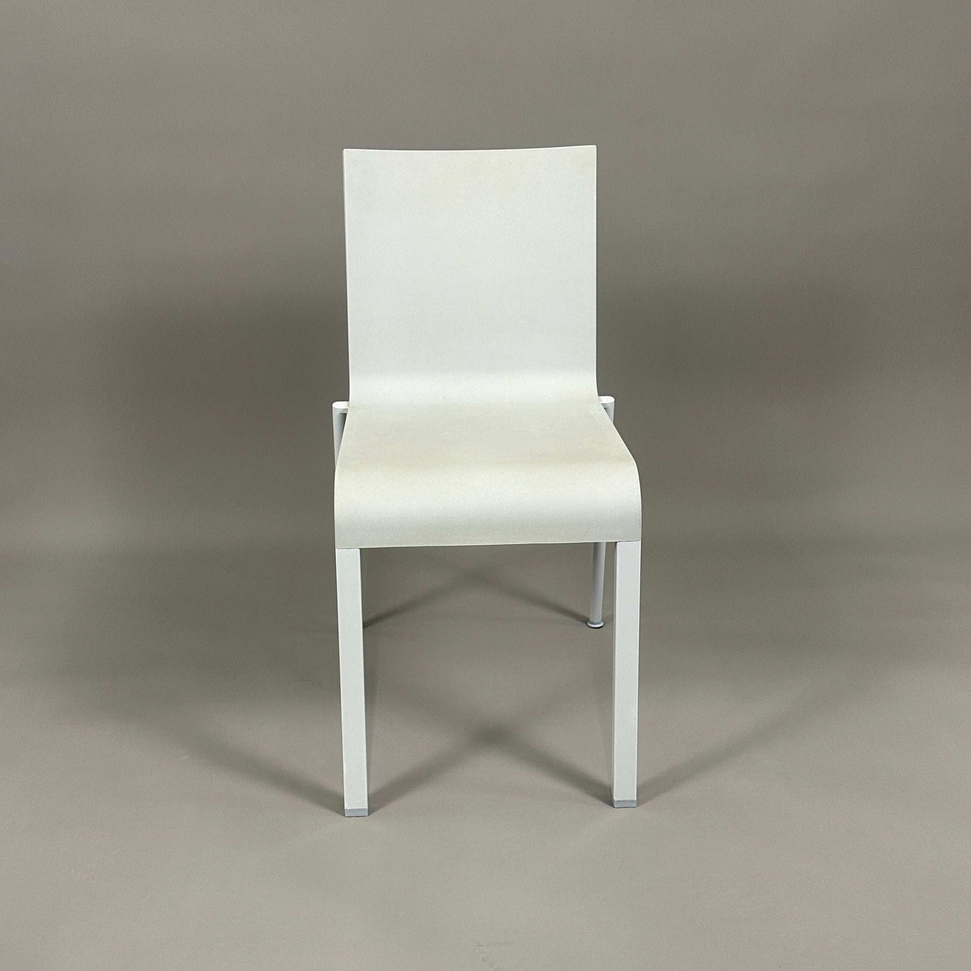 Vitra .03 Besucherstuhl visitor chair in gray with silver matte aluminum frame and stackable plastic seat shell