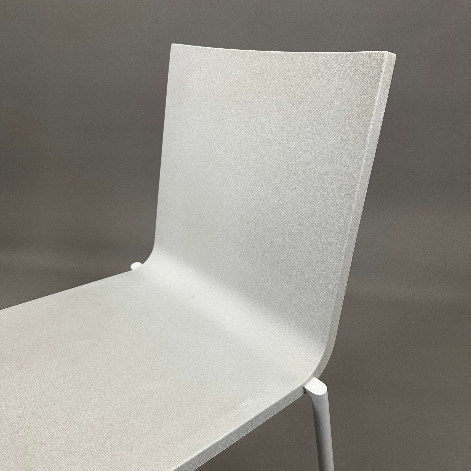 Vitra .03 Besucherstuhl gray visitor chair with matte silver aluminum frame and plastic seat, stackable design