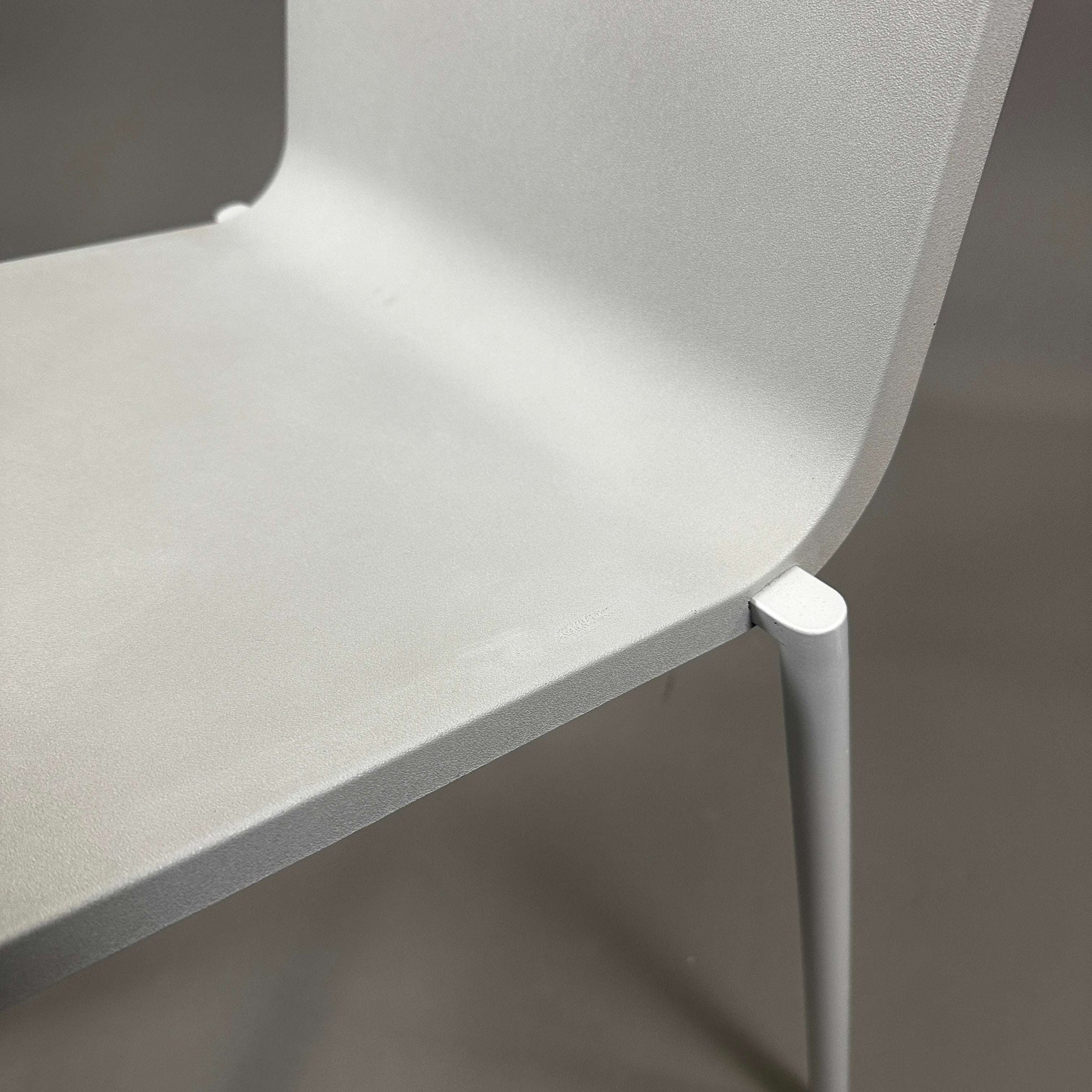 Vitra .03 Besucherstuhl gray visitor chair with silver matte aluminum frame and plastic seat shell, stackable design