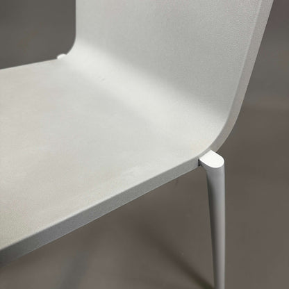Vitra .03 Besucherstuhl gray visitor chair with silver matte aluminum frame and plastic seat shell, stackable design