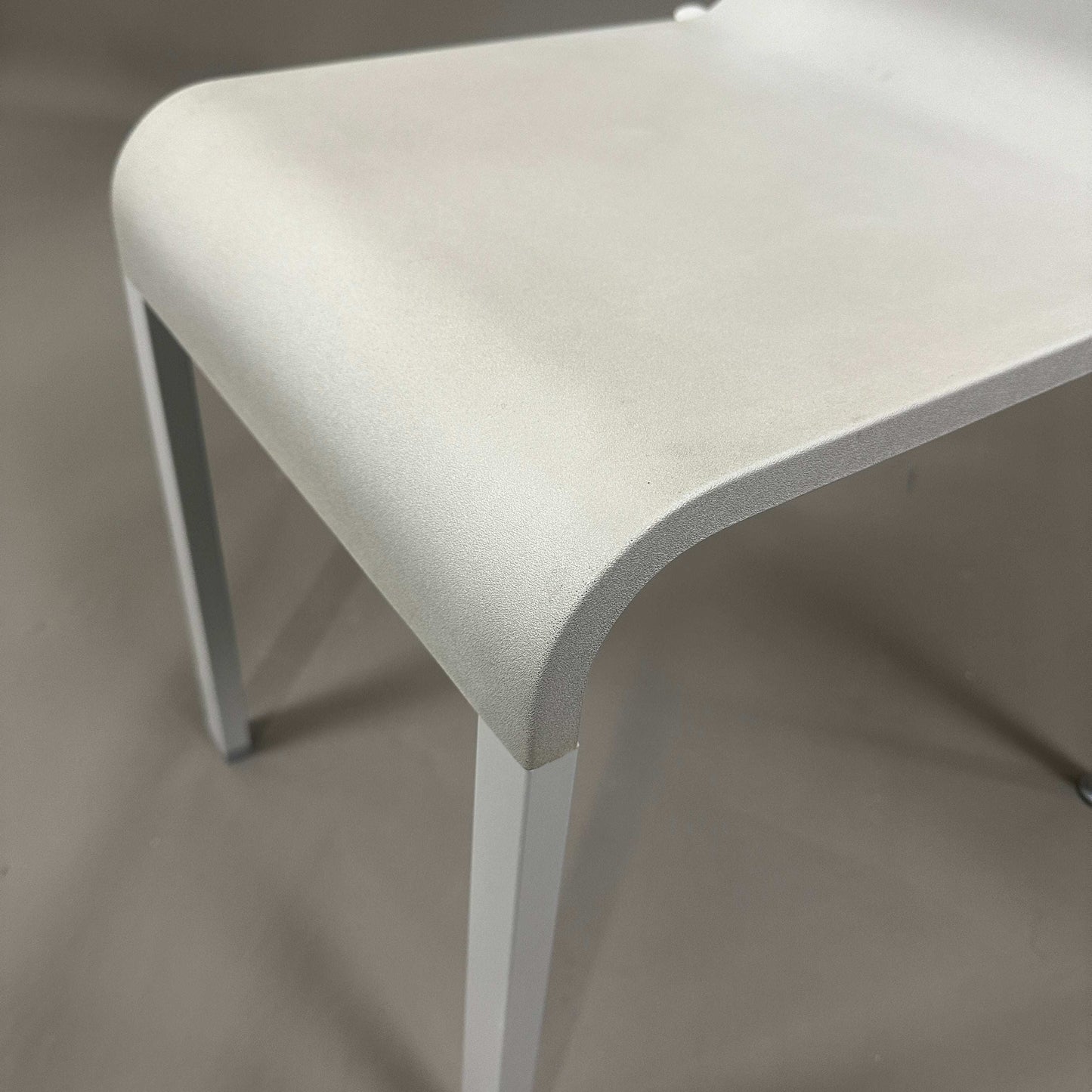 Vitra .03 Besucherstuhl grey visitor chair with silver matte aluminum frame and plastic seat shell, close-up on seat corner