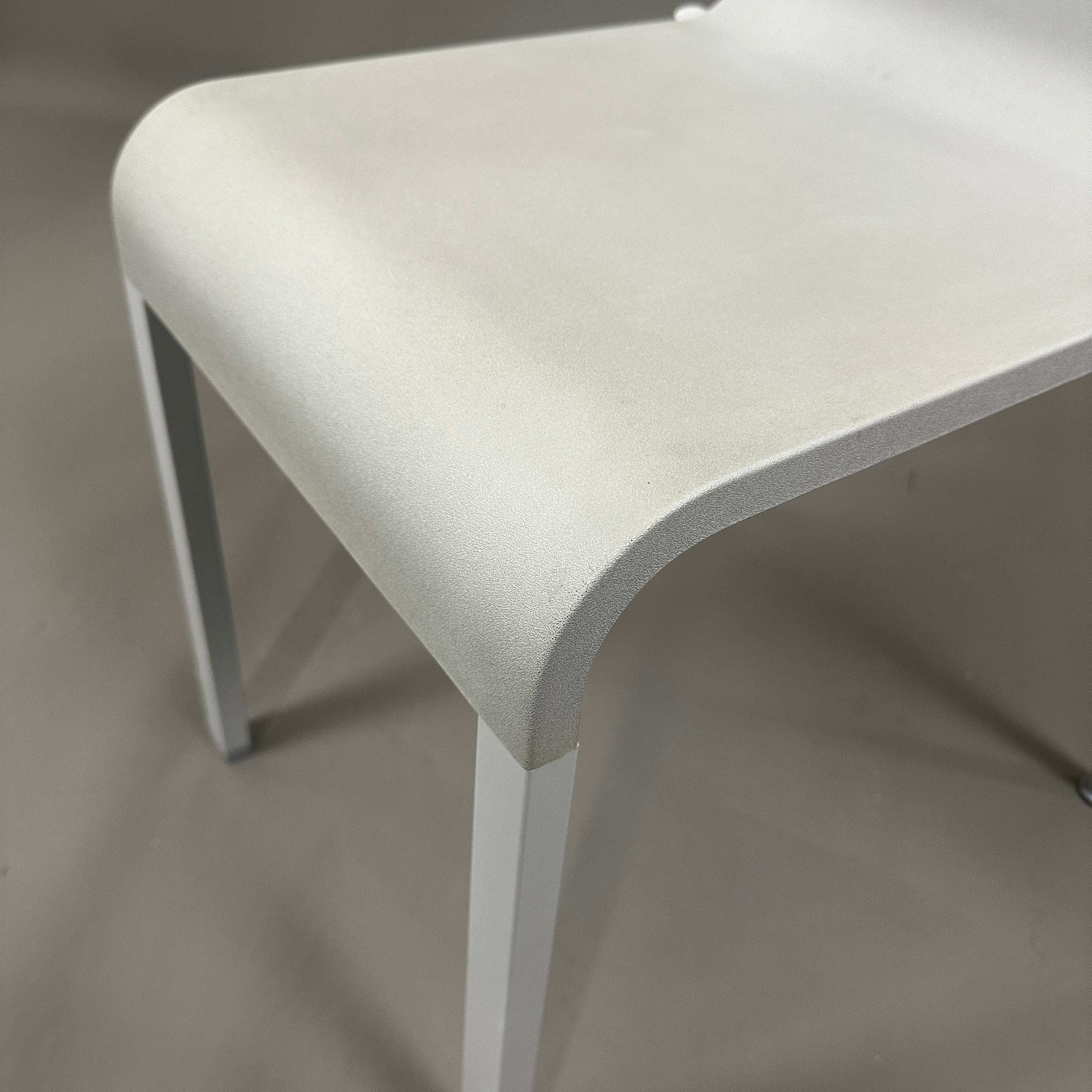 Vitra .03 Besucherstuhl grey visitor chair with silver matte aluminum frame and plastic seat shell, close-up on seat corner