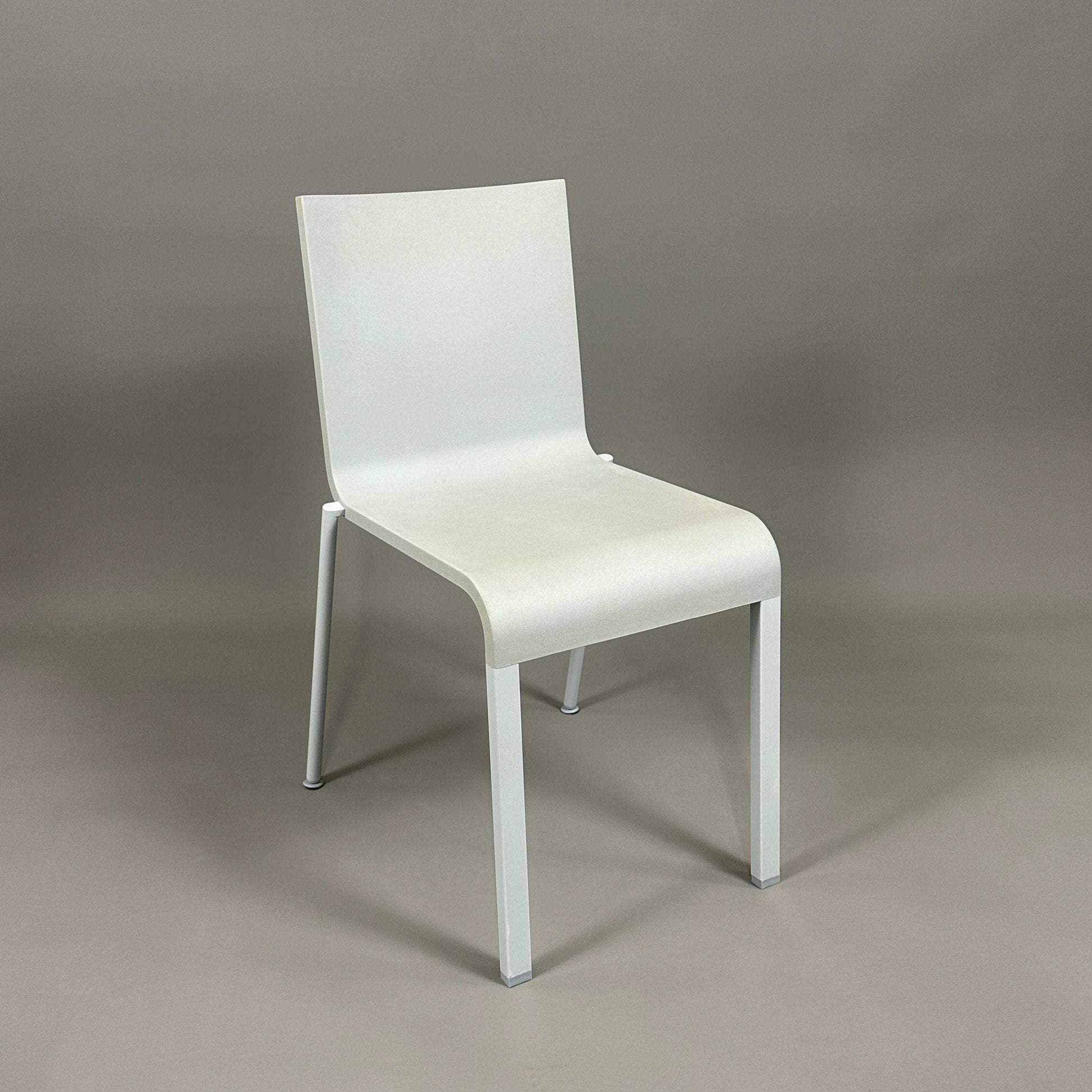 Vitra .03 Besucherstuhl gray visitor chair with matte silver aluminum frame and gray plastic seat shell, stackable design