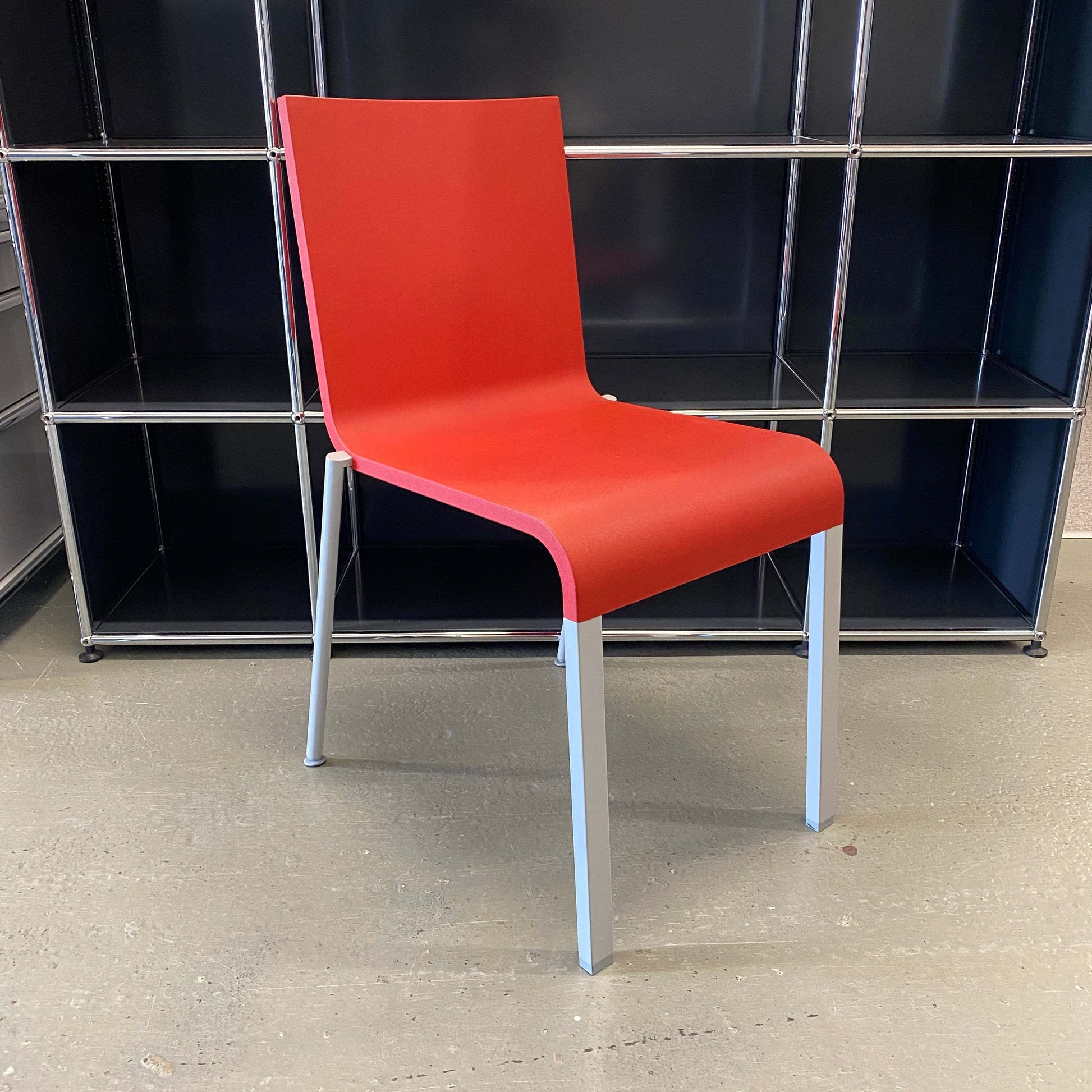 Vitra .03 Besucherstuhl red visitor chair with white legs and stackable design