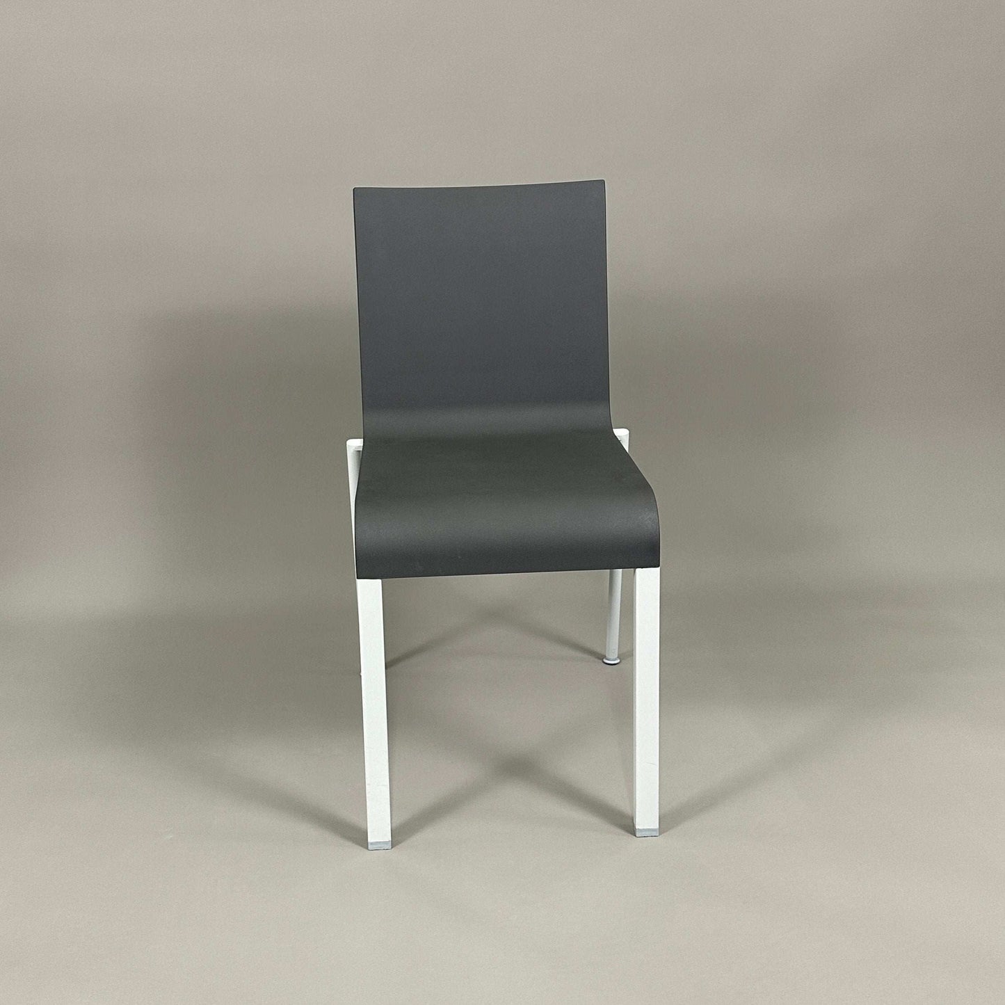 Black Vitra .03 Besucherstuhl visitor chair with matte silver aluminum frame and plastic seat shell.