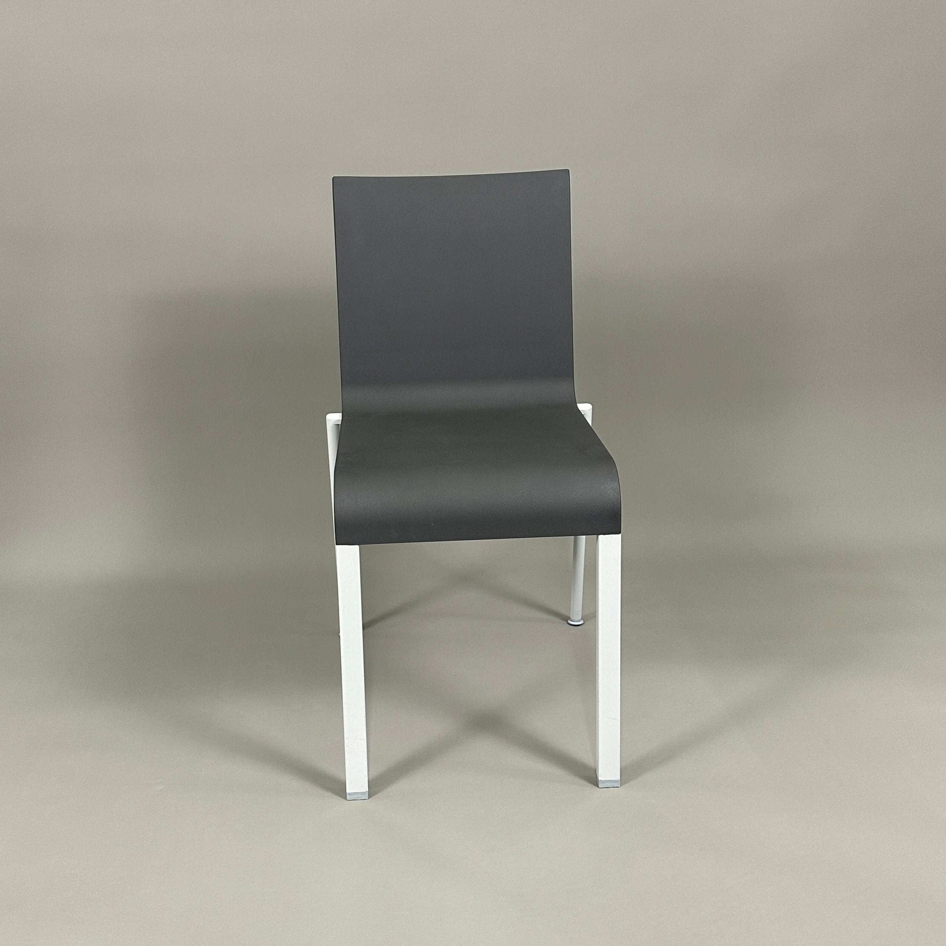 Black Vitra .03 Besucherstuhl visitor chair with matte silver aluminum frame and plastic seat shell.
