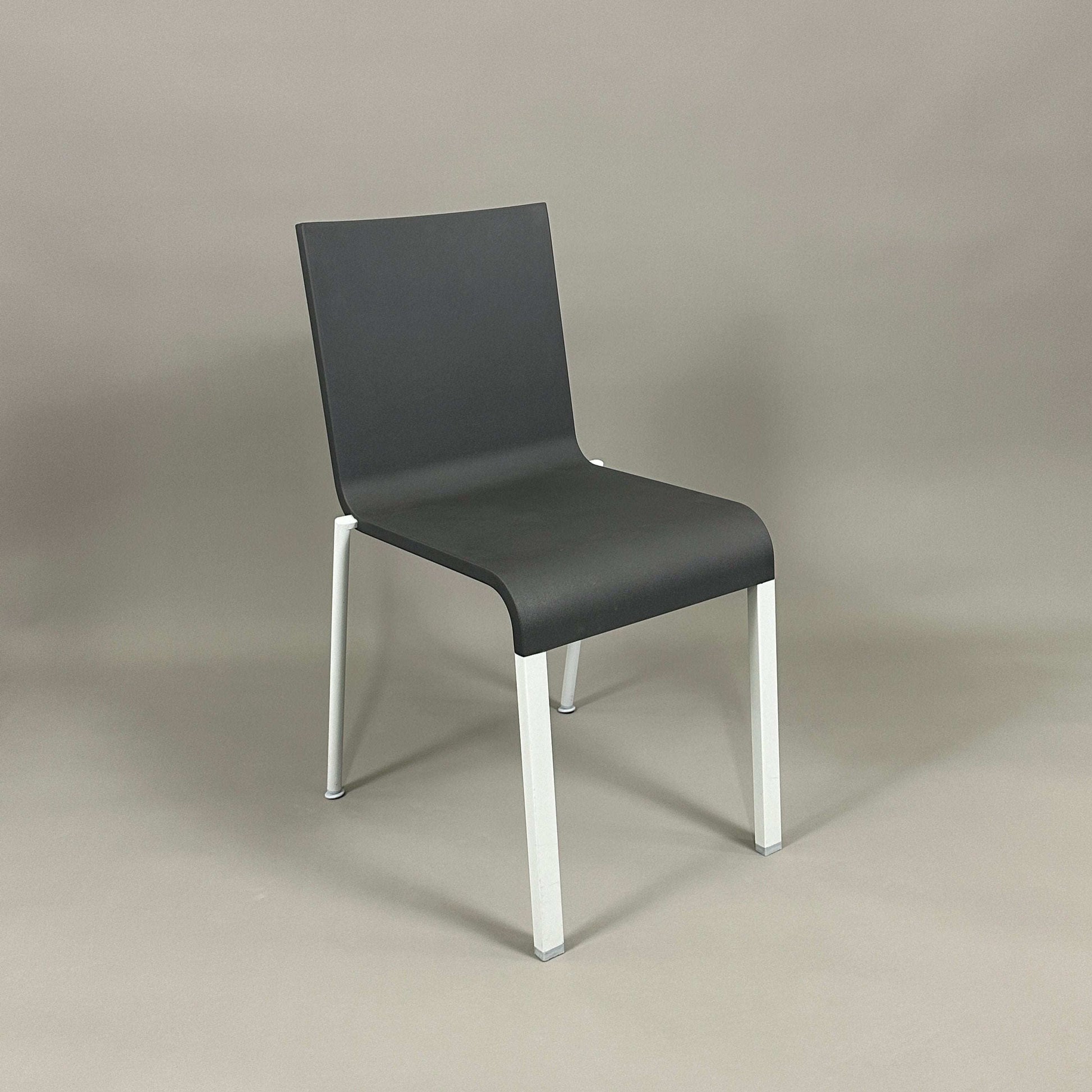 Vitra .03 Besucherstuhl black visitor chair with matte silver aluminum frame and black plastic seat