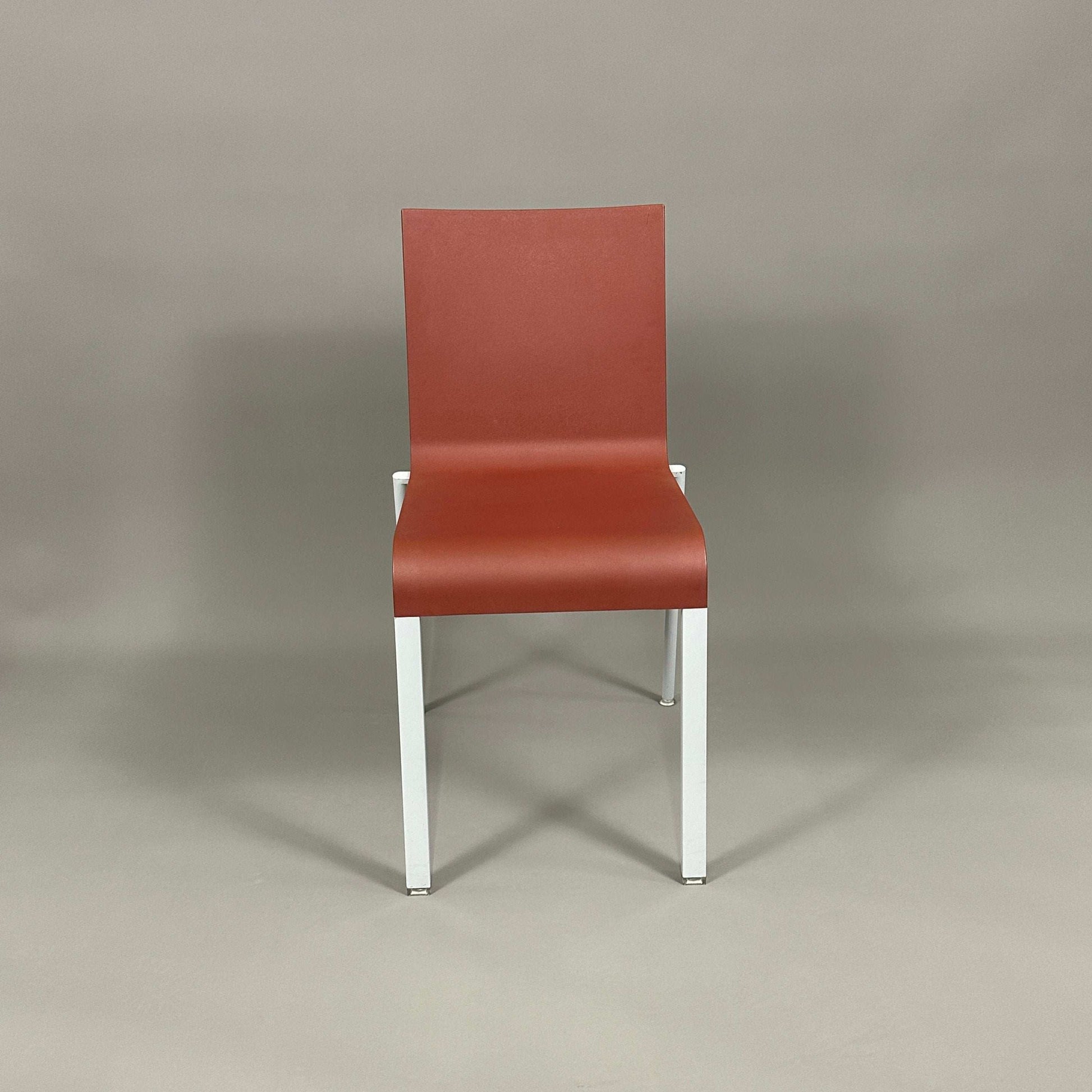 Vitra .03 Besucherstuhl wine red visitor chair with matte silver aluminum frame and plastic seat shell, stackable design