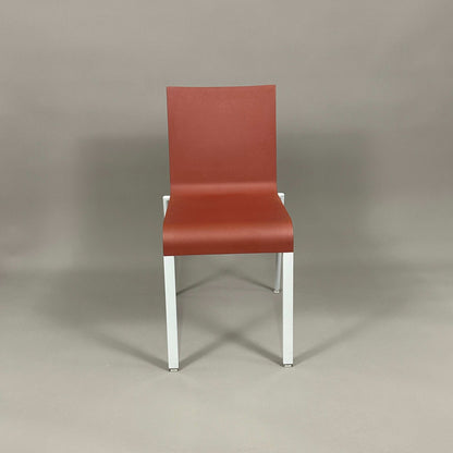 Vitra .03 Besucherstuhl wine red visitor chair with matte silver aluminum frame and plastic seat shell, stackable design