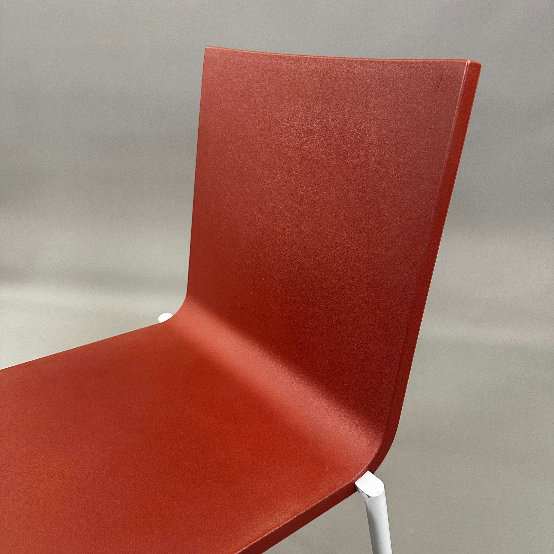 Vitra .03 Besucherstuhl wine red visitor chair with matte silver aluminum frame and red plastic seat shell