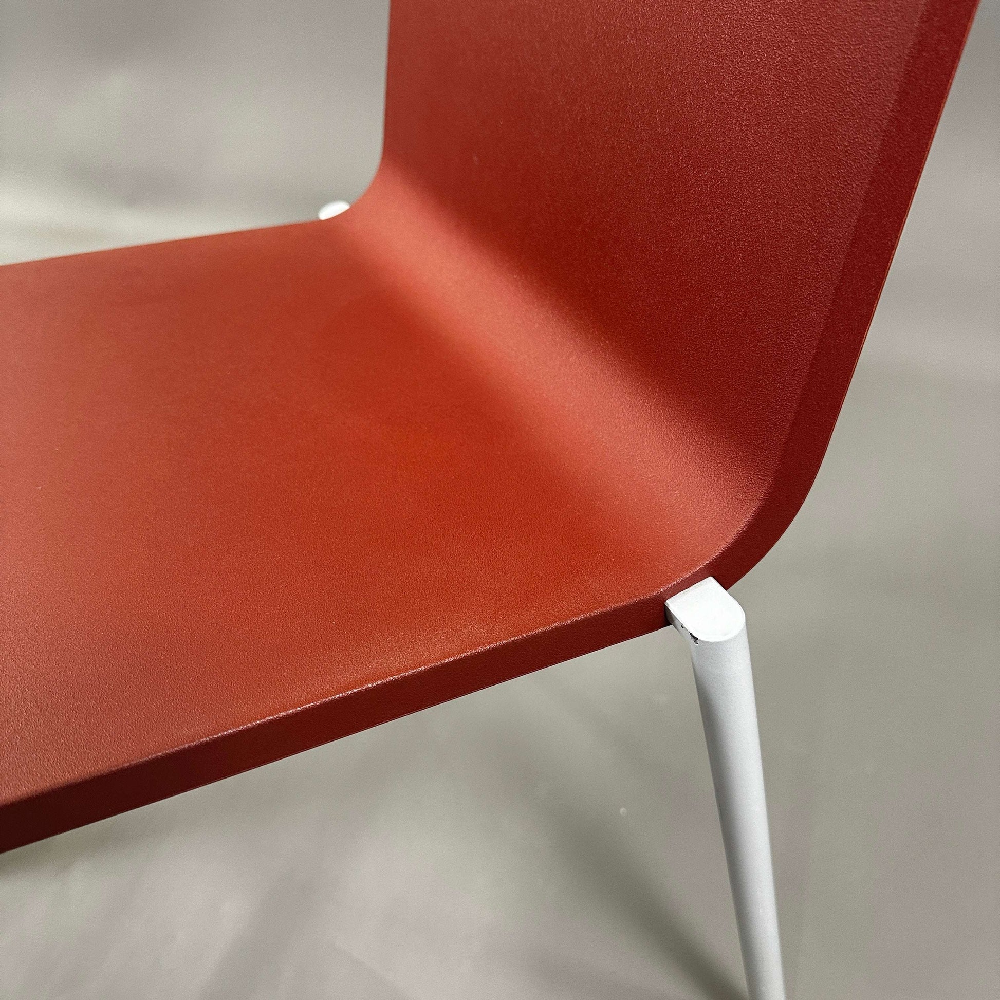 Vitra .03 Besucherstuhl wine red visitor chair with matte silver aluminum frame and red plastic seat shell