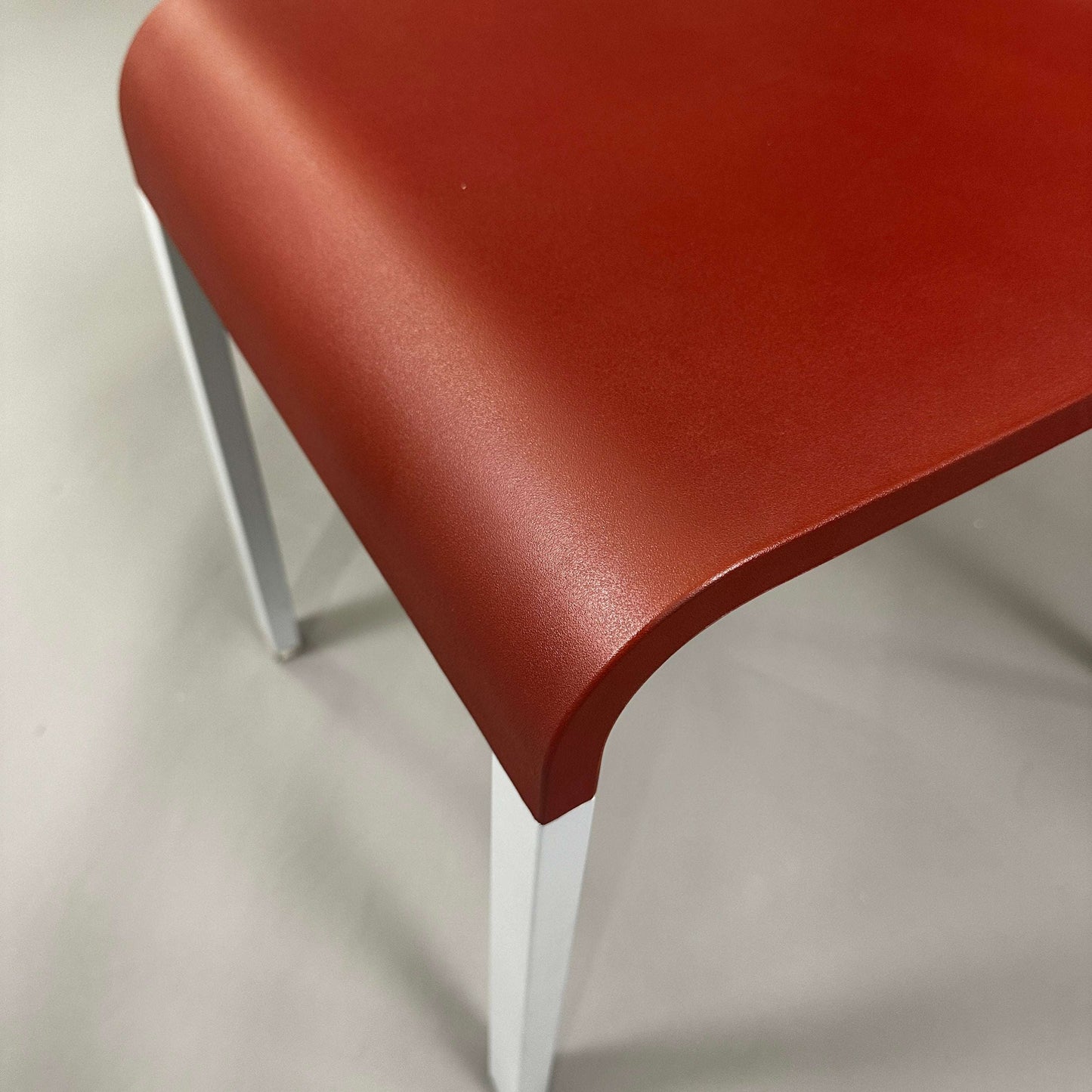 Vitra .03 Besucherstuhl in wine red with silver matte aluminum frame and plastic seat shell, stackable visitor chair