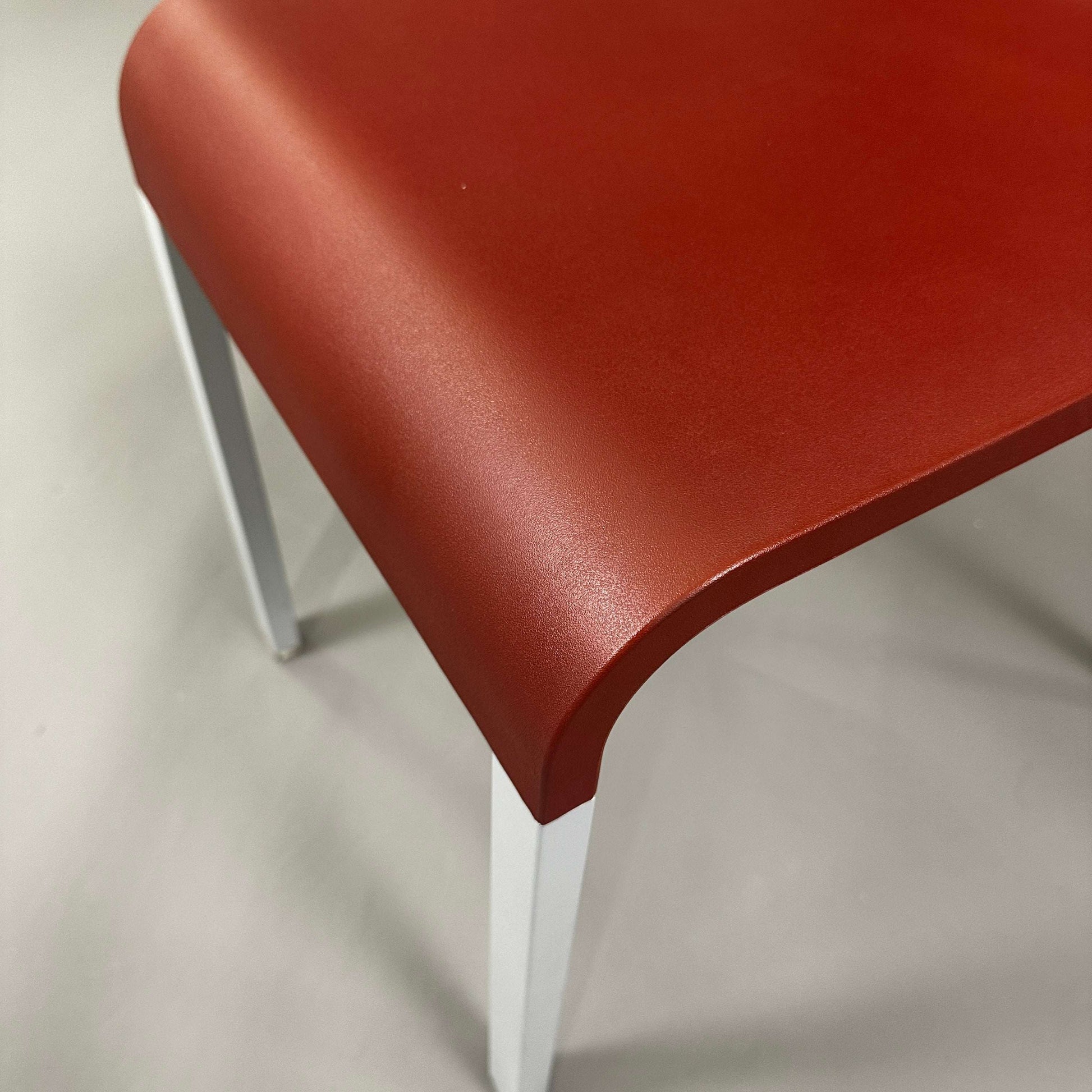 Vitra .03 Besucherstuhl in wine red with silver matte aluminum frame and plastic seat shell, stackable visitor chair