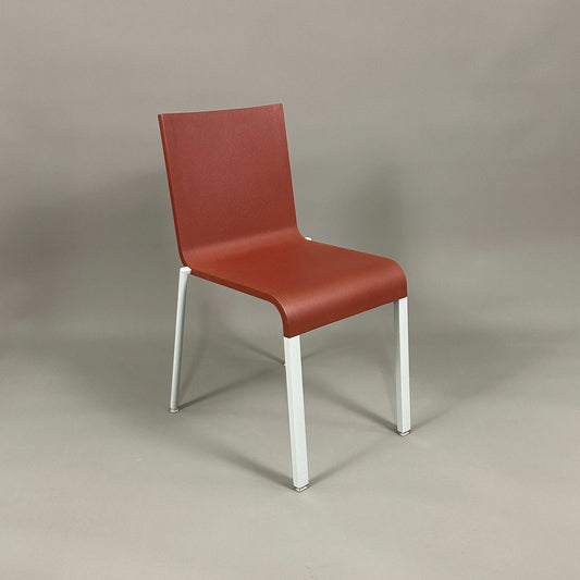 Vitra .03 Besucherstuhl wine red visitor chair with silver matte aluminum frame and plastic seat shell, stackable design