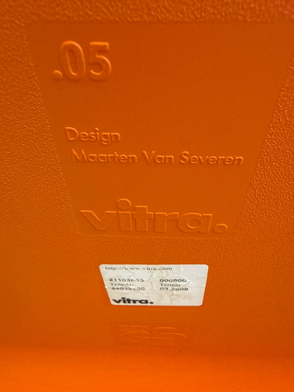 Prägung auf der orangen Kunststoff-Sitzschale des Vitra .05 Freischwingers von Maarten Van Severen mit Produktaufkleber.