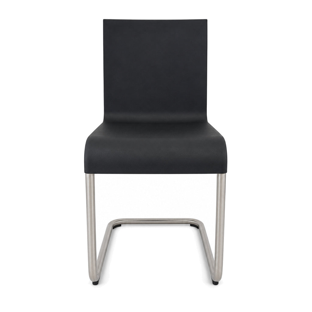 Vitra .05 Freischwinger Stuhl in Schwarz mit matter silberner Aluminium-Konstruktion und Kunststoff-Sitzschale.