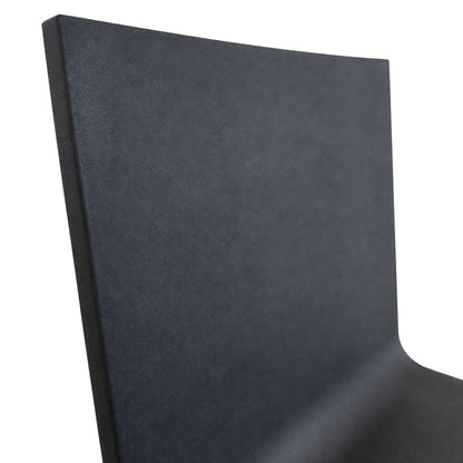 Detailansicht der schwarzen Kunststoff-Sitzschale des Vitra .05 Freischwingers mit strukturierter Oberfläche.