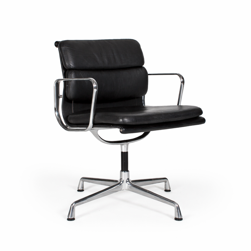 Vitra Eames EA 208 Soft Pad Chair, schwarzes Leder, poliertes Aluminiumgestell, drehbar.