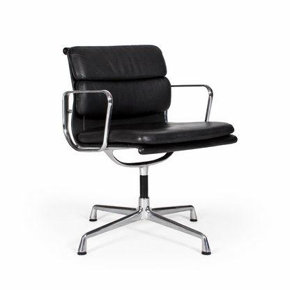 Vitra Eames EA 208 Soft Pad Chair, schwarzes Leder, poliertes Aluminiumgestell, drehbar.