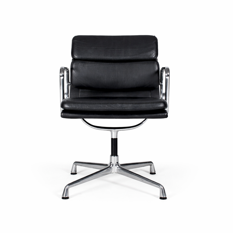 Vitra Eames EA 208 Soft Pad Chair, schwarzes Leder, poliertes Aluminiumgestell, drehbar.