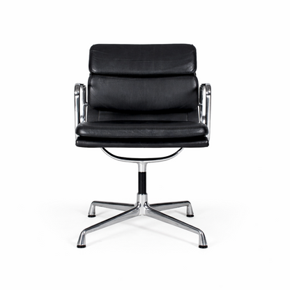 Vitra Eames EA 208 Soft Pad Chair, schwarzes Leder, poliertes Aluminiumgestell, drehbar.