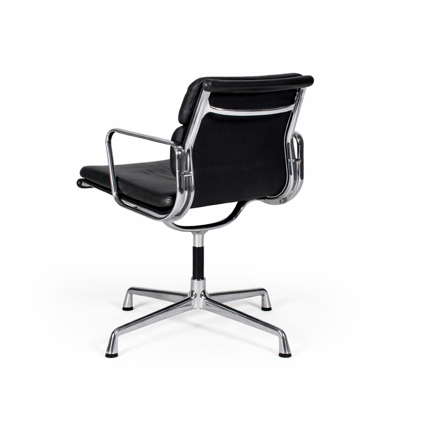 Vitra Eames EA 208 Soft Pad Chair in schwarzem Leder mit poliertem Aluminiumgestell, drehbar.