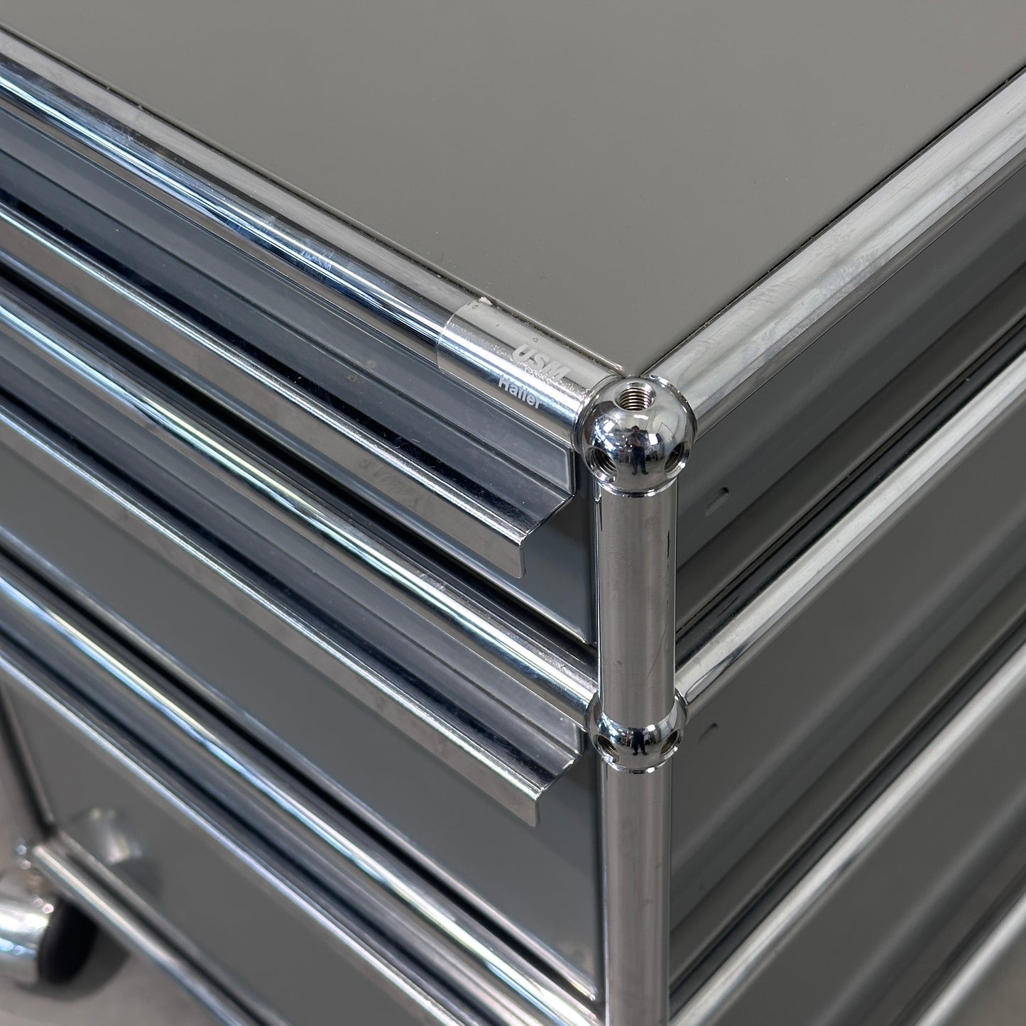 USM Haller Rollcontainer Mittelgrau 3 Auszüge 1x Schloss [AKTION -50€ ➜ GWG<800€]