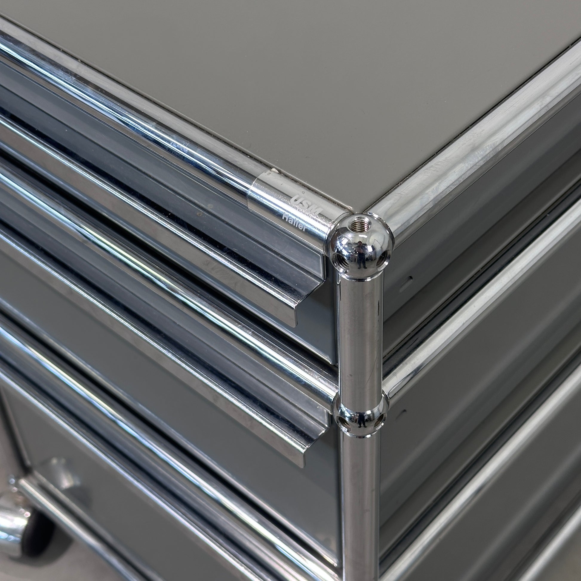 USM Haller Rollcontainer Mittelgrau 3 Auszüge 1x Schloss [AKTION -50€ ➜ GWG<800€]