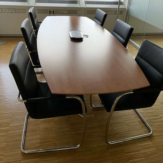 WINI Konferenztisch Holz 240x110 cm mit schwarzen Lederstühlen in modernem Büroraum
