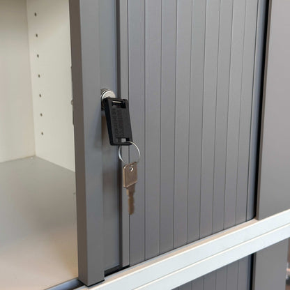 WINI Rollladenschrank 4OH in porcelain white and anthracite with locking key close-up view