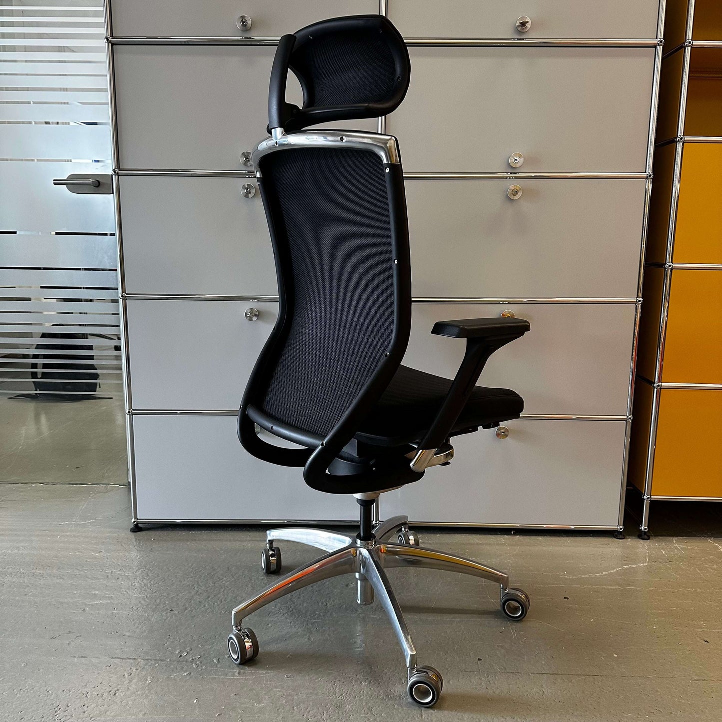Wagner Titan 20 ergonomic black office chair with headrest and padded seat, max weight 110 kg