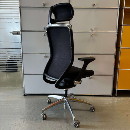 Wagner Titan 20 ergonomic black office chair with headrest and padded seat, max weight 110 kg