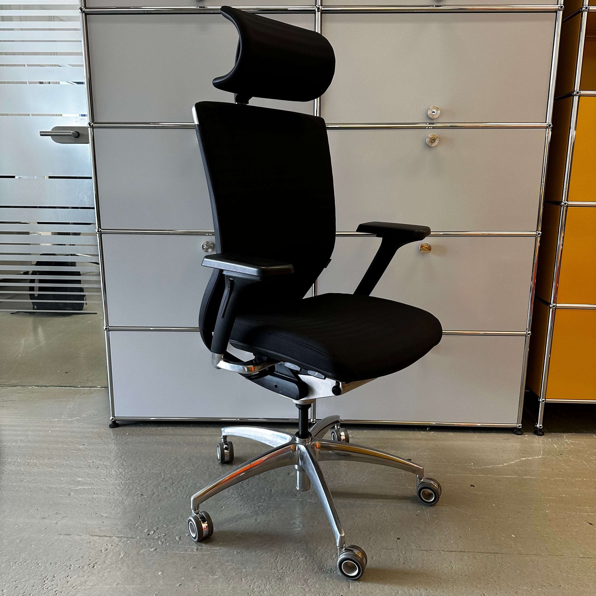 Wagner Titan 20 ergonomic black office chair with headrest and armrests, max load 110 kg