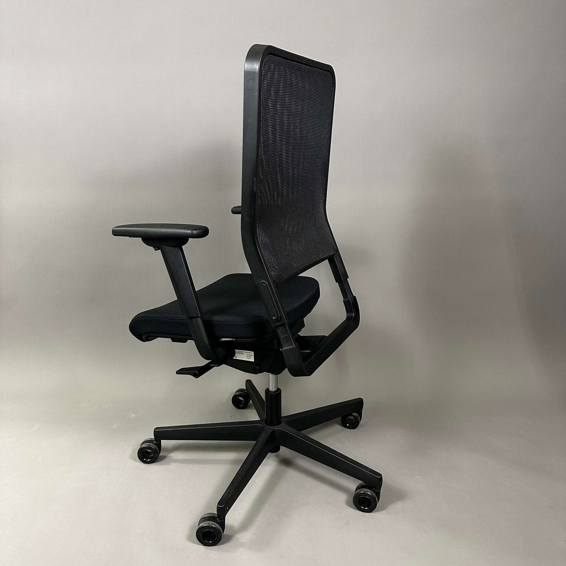 Wagner W1 ergonomic office chair with adjustable seat height, seat depth, 3D armrests, and mesh backrest with tilt lock.