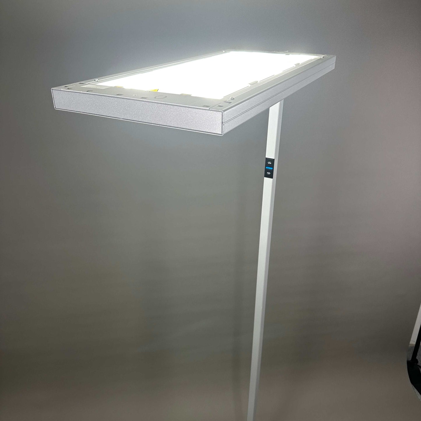 Waldmann Lavigo LED Stehlampe silber mit 85W Leistung und integriertem Bewegungssensor