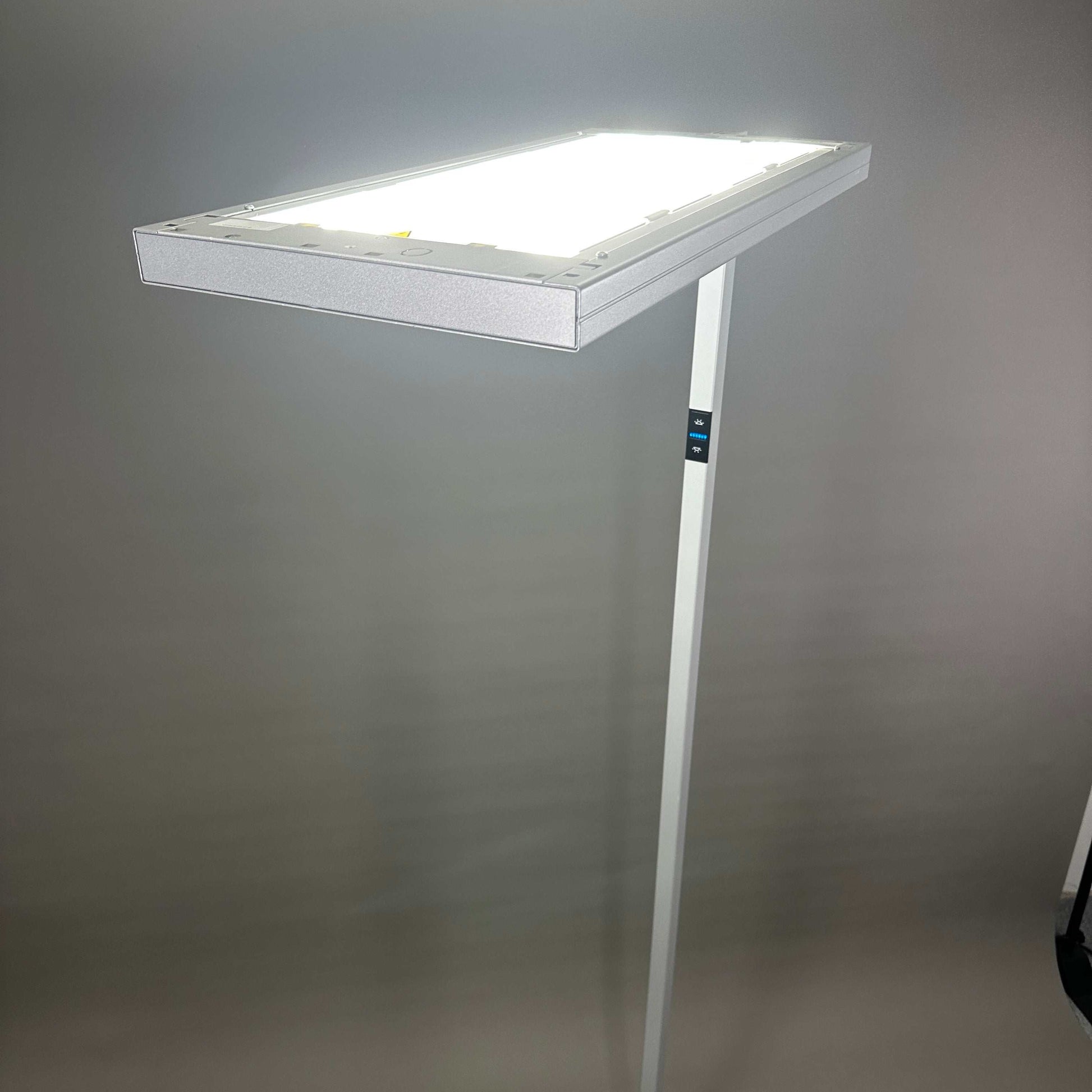 Waldmann Lavigo LED Stehlampe silber mit 85W Leistung und integriertem Bewegungssensor