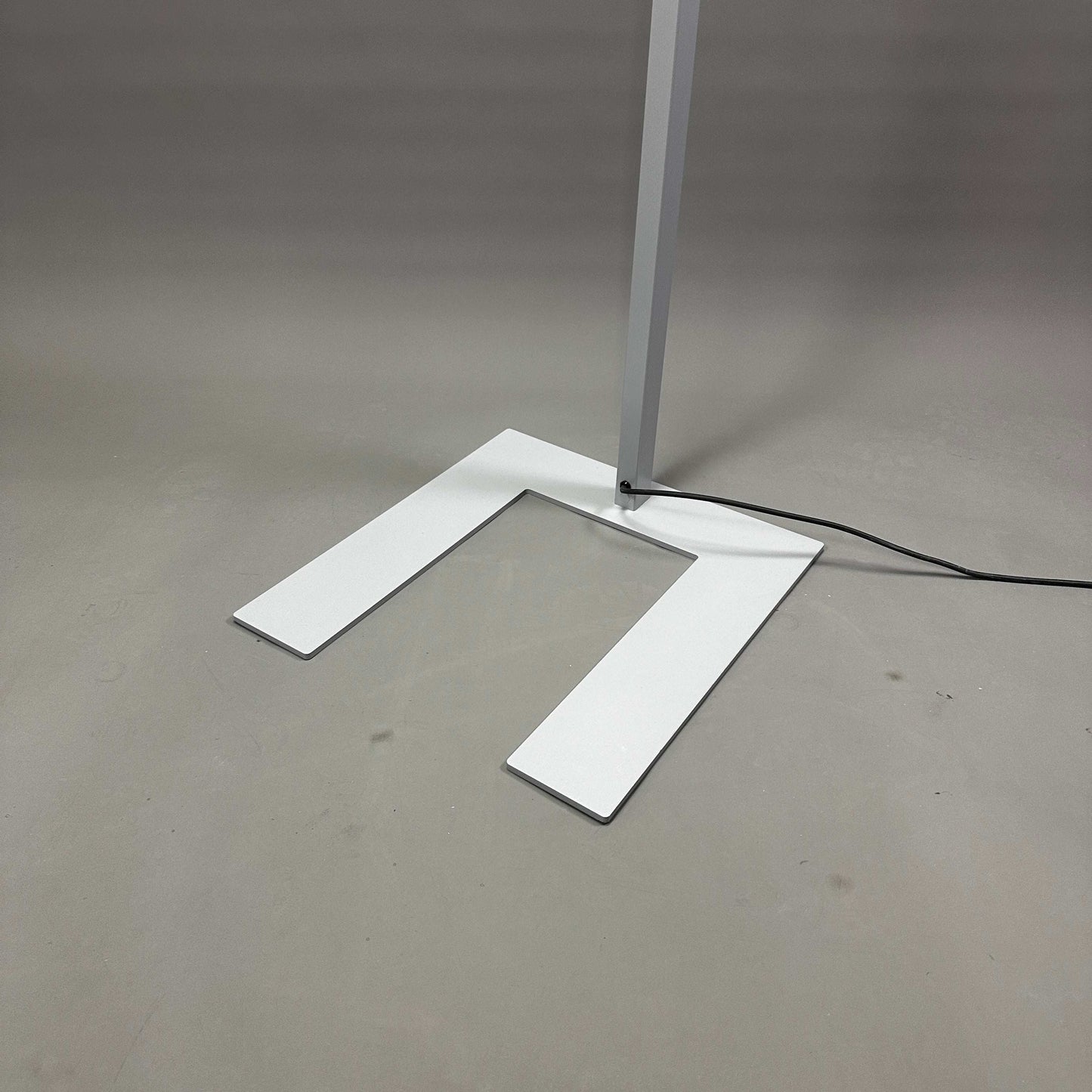 Silberne Waldmann Lavigo LED Stehlampe mit integriertem Bewegungssensor und modernem Fußdesign