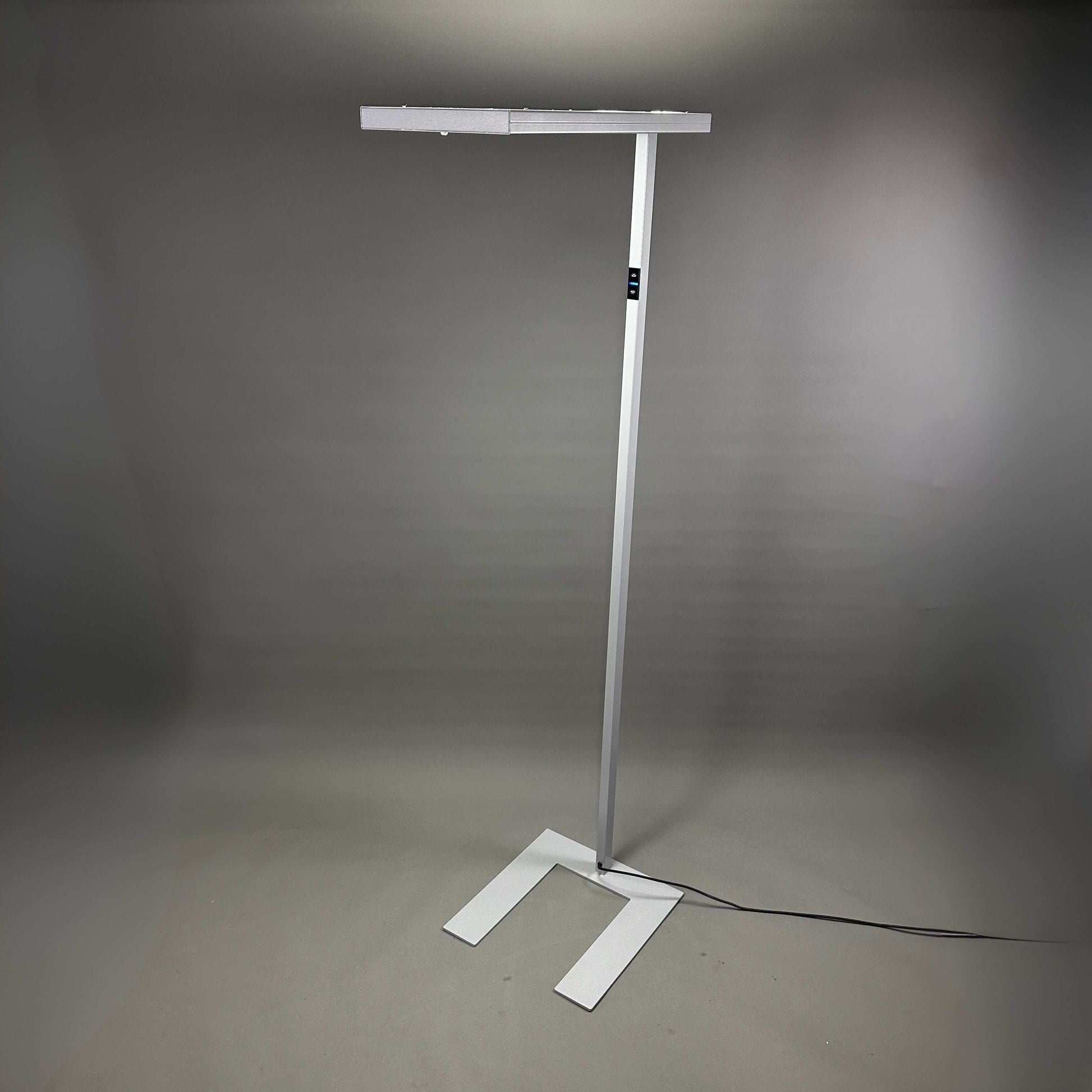 Silberne Waldmann Lavigo LED Stehlampe mit integriertem Bewegungssensor und 4000K Lichttemperatur