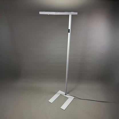 Silberne Waldmann Lavigo LED Stehlampe mit integriertem Bewegungssensor und 4000K Lichttemperatur