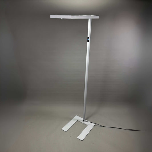 Silberne Waldmann Lavigo LED Stehlampe mit integriertem Bewegungssensor und 4000K Lichttemperatur