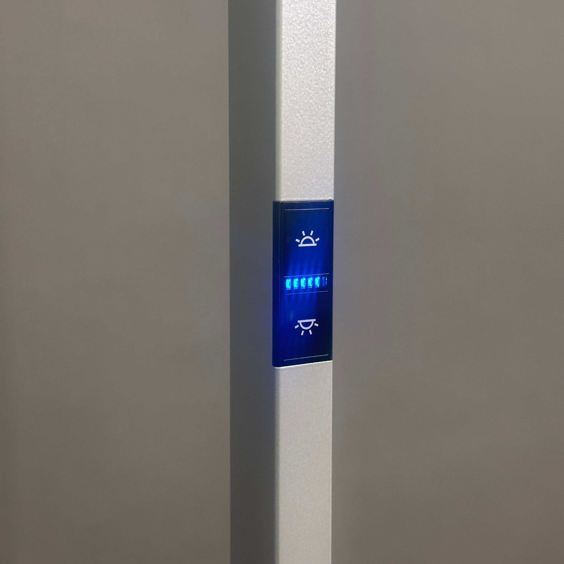 Waldmann Lavigo LED Stehleuchte silbermetallic mit Bewegungs- und Tageslichtsensoren, multifunktionalem Taster und abnehmbarem Leuchtenkopf