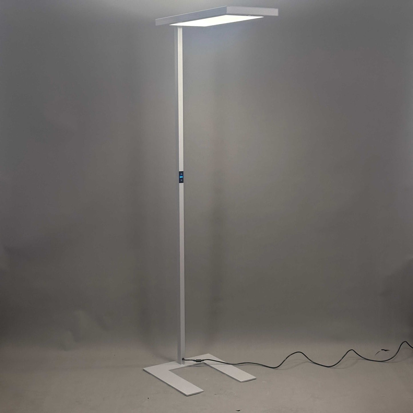 Waldmann Lavigo LED Stehleuchte silbermetallic mit Bewegungs- und Tageslichtsensor, flickerfrei und dimmbar