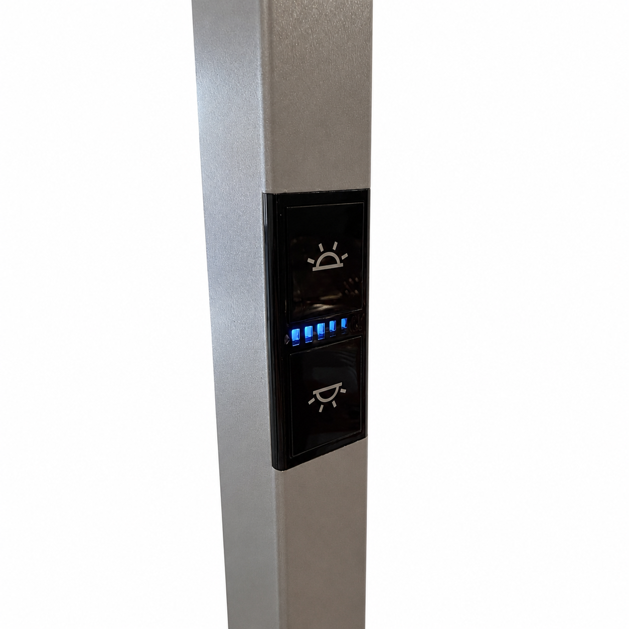 Silbernes Bedienfeld der Waldmann Lavigo LED-Stehleuchte mit Multifunktionstaster und blauer LED-Statusanzeige.