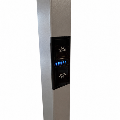 Silbernes Bedienfeld der Waldmann Lavigo LED-Stehleuchte mit Multifunktionstaster und blauer LED-Statusanzeige.