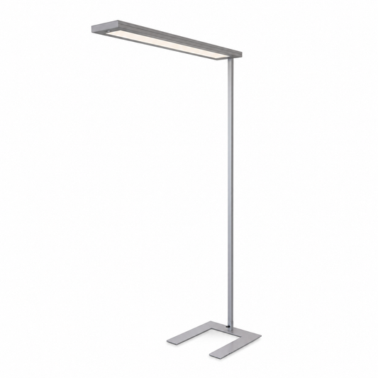 Silberne Waldmann Lavigo LED-Stehleuchte mit flachem Standfuß und modernem, minimalistischem Design.