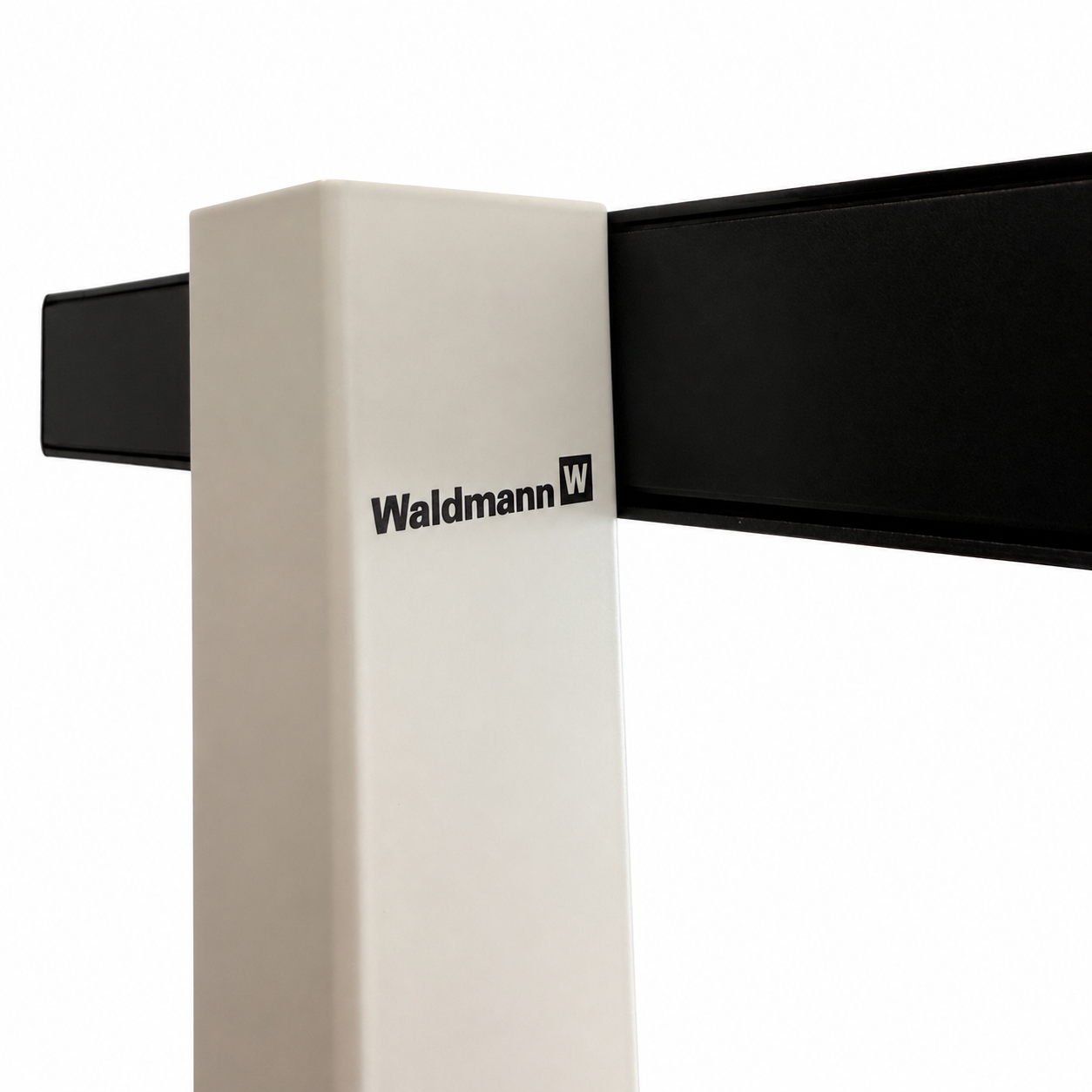 Detailansicht der weißen Waldmann Lavigo LED-Stehleuchte mit schwarzem Leuchtenkopf und Firmenlogo.