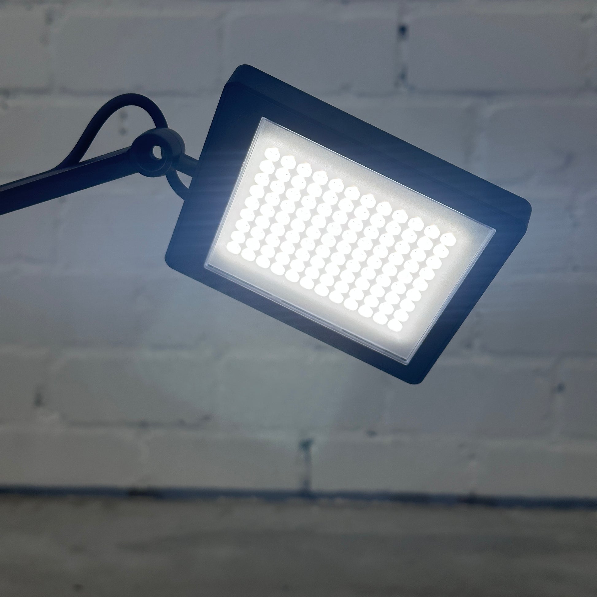 Waldmann PARA.MI LED Schreibtischleuchte in Schwarz, leuchtender Kopf mit vielen LEDs.